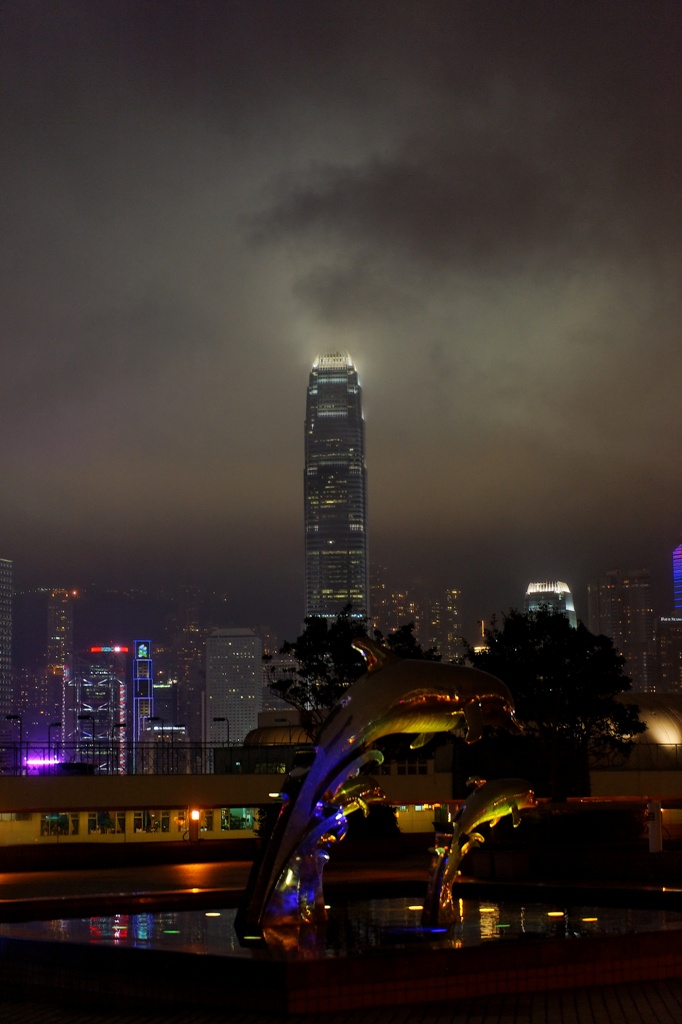 Hong-Kong - Brouillard ... vous avez dit brouillard ?  (One Financial Tower depuis terasse sur Kowloon)